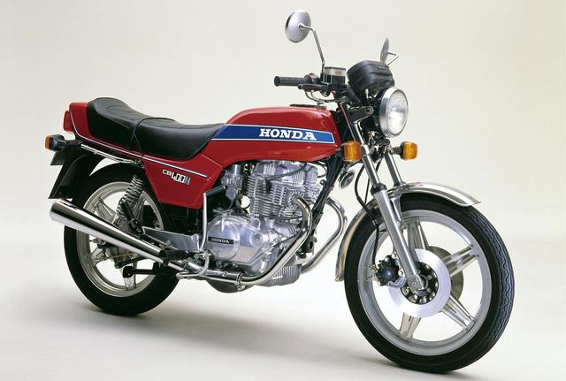 画像: CB400N HAWK III(1978) エンジン、車体ともにホークⅡがベースだが、すでに海外市場でリリースされていたCB900Fのデザインを受け継ぐ流麗なスタイルを取り入れてイメージチェンジ。クラス初のフロントダブルディスクと6速ミッションも装備し、高い人気を集めた。