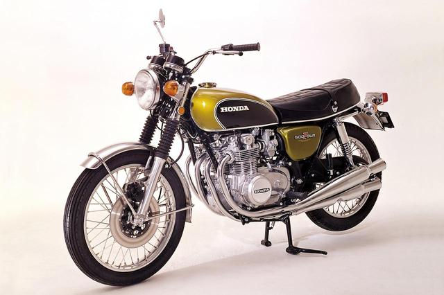 画像: DREAM CB500FOUR(1971) 750ccに続く4気筒シリーズの第2弾として登場。「ナナハンは大き過ぎる」というユーザーのために、4気筒の滑らかさと4本マフラーの重厚な排気音を提供した。1974年にはボアを2.5mm広げたCB550FOURにモデルチェンジされた。