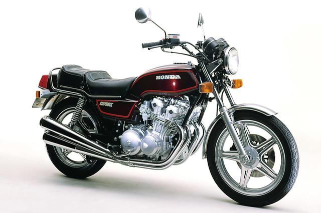 画像: CB750K(1978) 78年モデルとして海外でリリースされたCB900FのDOHC4バルブ4気筒エンジンを、750㏄にスケールダウンして国内で最初に搭載したのがこのCB750K。ジェントルな外観に反してゼロヨン加速12.5秒という俊足ぶりを見せた。