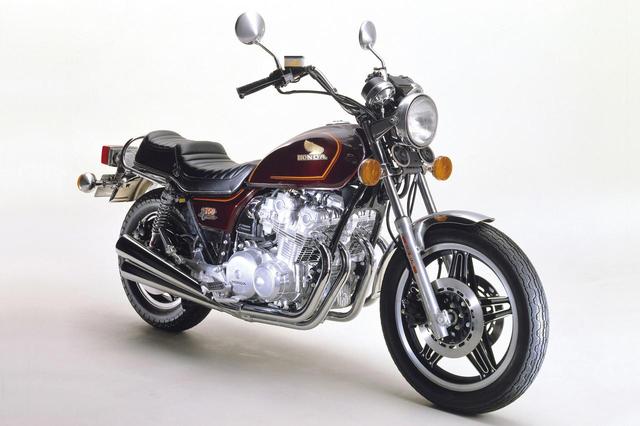 画像: CB750 Custom(1981) CB750Fをベースにしたアメリカンモデル。スタイリングはもちろんのこと、フットレストや左右のペダルなどにジュラルミン鍛造パーツを多用して質感を向上。ディチューンされたとはいえ、それでも68PSを発生するパワフルアメリカンだ。CB650をベースにしたCB650カスタムも80年に登場している。