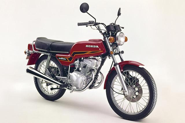 画像: BENLY CB125T(1977) 後のホークIIIやCB750Fに通じるスタイリッシュなフォルムに、マックス1万3000回転という高回転高出力型の180度クランクOHC2気筒エンジンを搭載したスポーツモデル。熟成を重ねながら2003年まで生産が続けられたロングセラーモデルだ。