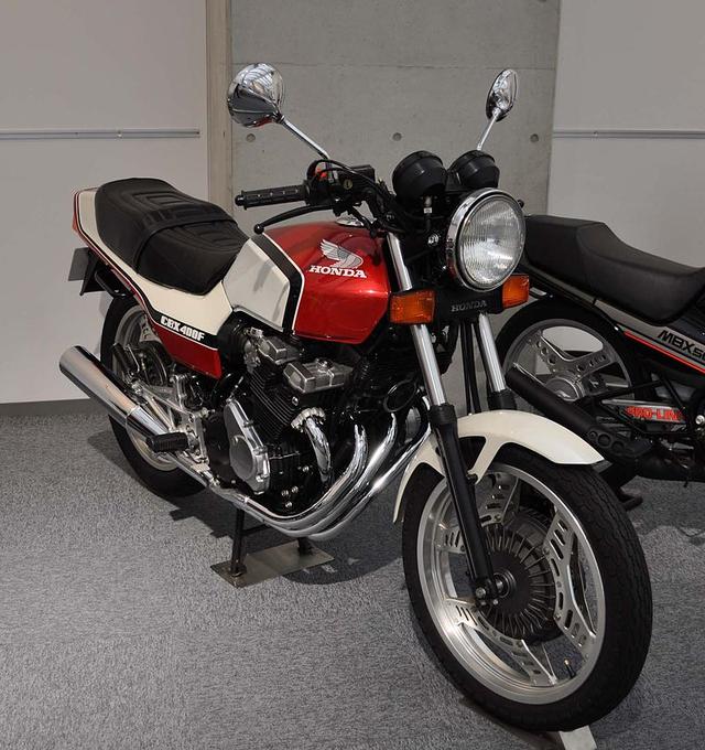 画像: 私(宮﨑)が最初に所有した自動二輪は、この1981年型ホンダCBX400Fの中古車でした。公務員のオジサンが前オーナーの程度極上車でしたが、諸経費込みで20数万円の価格でした・・・。今はプレミアがついて、その10倍以上のオネダンが中古市場でつくのもフツーって感じですが・・・恐ろしい世の中? です(笑)。 ja.wikipedia.org