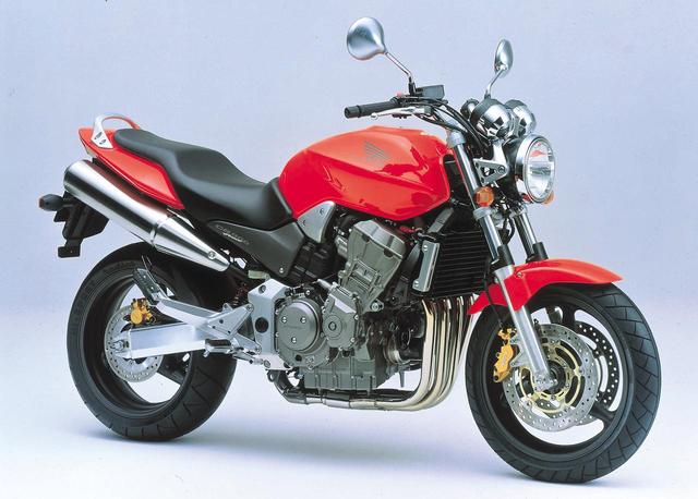 画像: CB900 HORNET(2001) 250、600に続くシリーズトップモデルとして登場。エンジンの真上に太い角パイプを通したモノバックボーンフレームに、1998~1999年型CBR900RRの918ccユニットを搭載。輸出仕様の名前はCB900F、日本仕様はCB900ホーネットとなる。