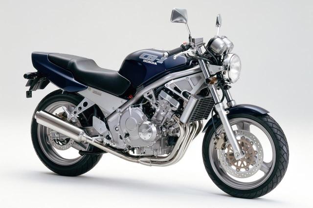 画像: CB-1(1989) 低中速向けのモディファイを加えた88年型CBR400RRベースのカムギアトレーンエンジンを、鋼管製ダイヤモンドフレームに搭載したネイキッドモデル。優れた性能を備えていたが、前衛的なデザインのためか短命に終わった。