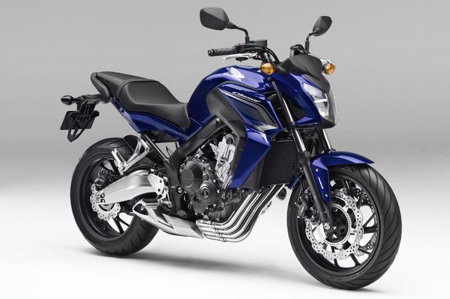 画像: CB650F(2014) 扱いやすい車体サイズと、直列4気筒らしい伸びやかな回転フィーリングを堪能できるマシンを目指し、すべてを新開発。先進的な印象を与える高輝度LEDヘッドライトを新たに採用。フラットなバーハンドルで低く構えたポジションとなる。