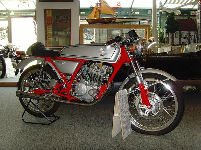 画像: 1962年デビューの市販レーサー、ホンダCR110のレプリカとして登場した原付スポーツのドリーム50。DOHC4バルブ単気筒・・・という構成もCR110を意識して採用されたものです。なおHRCキットパーツも発売されていました。 ja.wikipedia.org