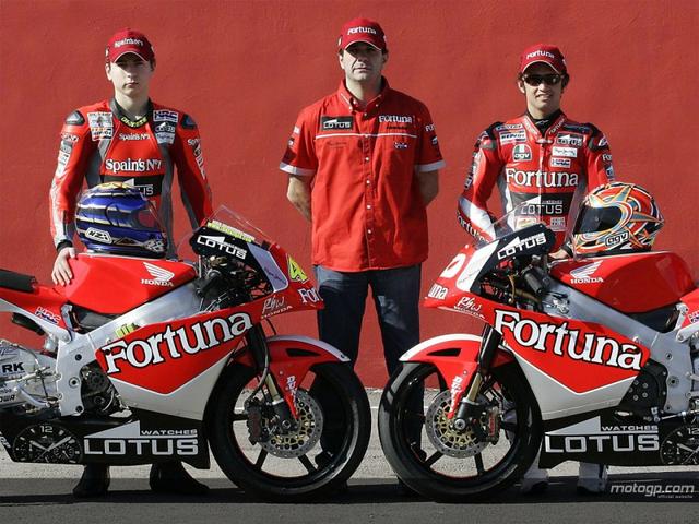 画像: 2002年にGPフル参戦開始したJ.ロレンソ(左)ですが、ホンダライダーとしてシーズンを戦ったのは250ccクラス(当時)ステップアップ初年度にチーム・フォルトゥナ・ホンダのライダーとして、ヘクトール・バルベラ(右)とともにRS250RWに乗った1年のみです。14年ぶりにホンダライダーとなるロレンソのパフォーマンスに、期待したいですね! www.motogp.com