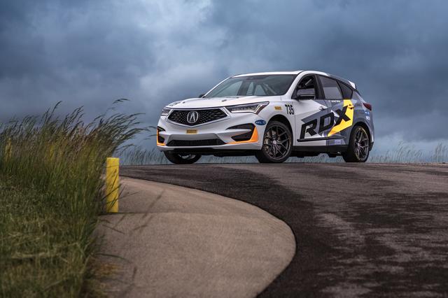 画像: 「RDX」としては3代めに当たるニューモデル。アグレッシブなルックスもさることながら、市販モデルでも2L直4VTECターボが最高出力272hpを発揮し、トランスミッションは10速ATが奢られています。2018年の参戦マシンは市販型に対して大容量のターボチャージャーと電動スーパーチャージャーを装備、最高出力は350hpに達しています。