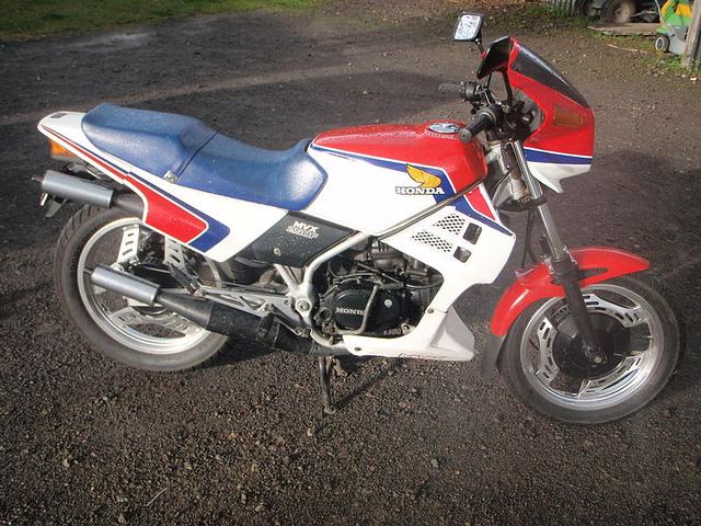 画像: こちらはMVX250Fですが、幻のMVX400Fもほぼ同じスタイルだったようです。なおMXV250Fは日本国内以外にも、海外数カ国で販売されていました。 en.wikipedia.org