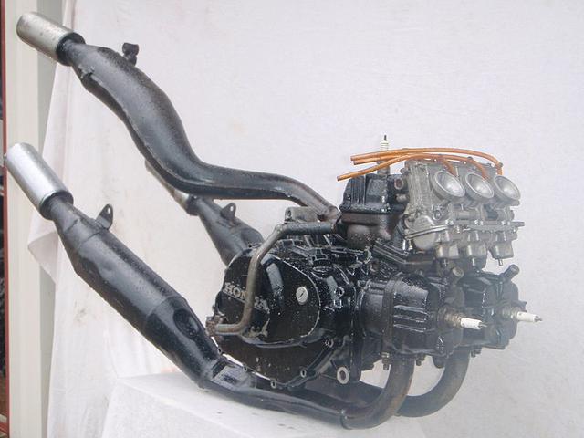 画像: GPマシンのNS500を彷彿させるMVX250Fのエンジン・・・もっともNS500は前1気筒、後2気筒の90度V型でしたが、MVX250Fは諸般の事情から前2気筒、後1気筒というレイアウトになっていました。なおスクエアタイプのフラットバルブ・キャブレターは、量産の国産モーターサイクルとしては初の採用でした。 en.wikipedia.org