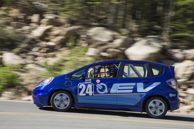 画像: フィットEVもまた「ホンダの楽しい乗り物」の代表選手として参戦。