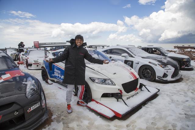画像: 2015年イベントにエキシビジョン(賞典外)クラスで参戦した、エグいエアロ付きのCR-Z。「本名」は、「Electric SH-AWD with Precision All-Wheel Steer」という長々としたもので、次世代EV技術の実験車的な役割が当たれられていました。4つの電気モーターの加減速トルクを最適制御することで、圧倒的なコーナリング性能を発揮します。ちなみに写真の積雪地帯はゴール地点。おどけているのは、ドライバーの山野哲也選手です。