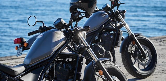 画像: ※写真は海外仕様車(左:Rebel 300 /右:Rebel 500)です。 ※写真は海外で撮影したものです。 ※写真のナンバープレートは撮影のために用意したものです。 www.honda.co.jp