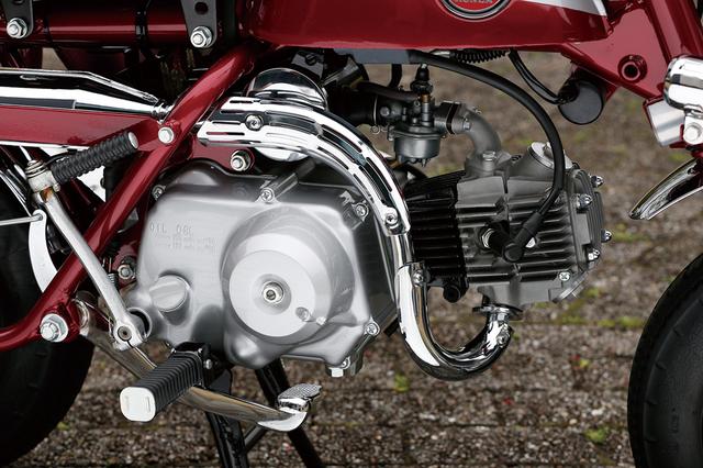 画像: センタースタンドの採用にともない、Z50Aからマフラーの構造が変更された。スーパーカブ系のOHCエンジンそのものの構造やスペックについてはZ50Aと同じ。