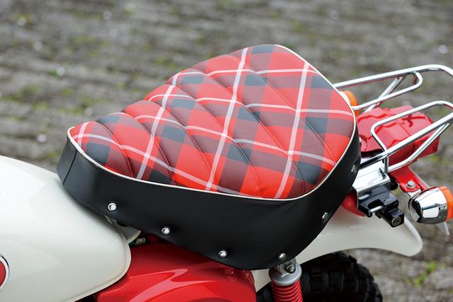 画像: シートの形状自体はスタンダードモデルのものと同一だが、座面の表皮をZ50Mでも採用されていたものを想わせる、チェック柄とすることで雰囲気が大きく変わって見える。