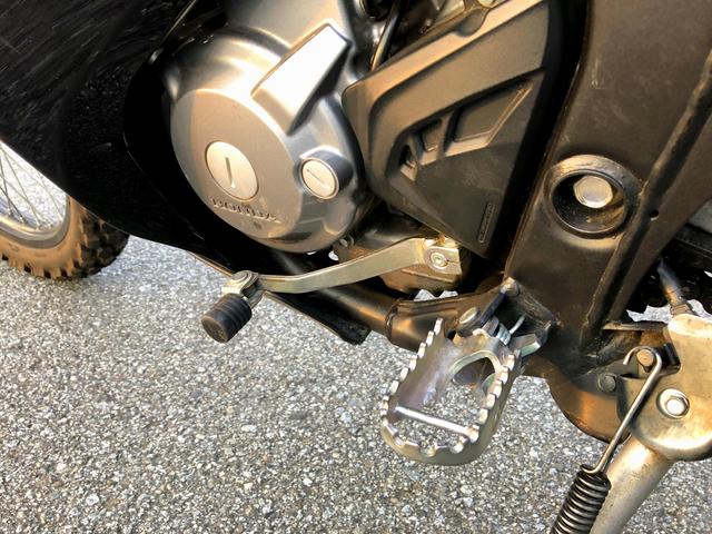 画像: フットペグがワイドなのでダートでも疲れにくいです。