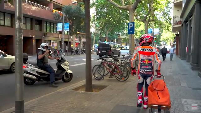 画像: 荷物をひいて街をウロウロ・・・。当然のことながら、写真を撮られたりします。 www.youtube.com