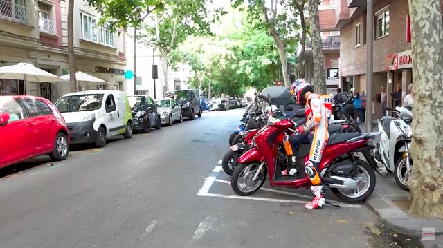 画像: スクーターに乗ったり・・・これは少し違和感ないかな・・・と一瞬思いましたが、街中でこんなフル装備でスクーターに乗る人はいないですよね・・・。 www.youtube.com