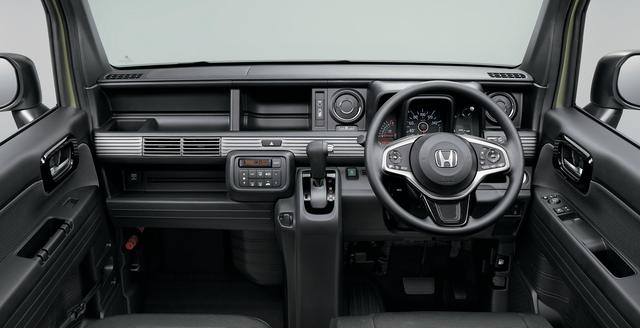 画像: 「+STYLE FUN Honda SENSING」のインテリア。デザイン的にも遊び心がたっぷり感じられます。一見オーディオレスに見えますが、「+STYLE」系はオーディオ本体が助手席側のトーボード内側に装備されています。ここにiPodなどの音源を接続すれば、音楽を楽しむことは可能。大型トレーになっているセンター部には、オプションで8インチ大画面のインターナビ(VXM-18VFEi)などを装着することができます。
