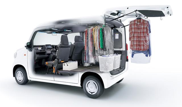 画像: 荷室のルーフ部にハンガーパイプを装備。たくさんの洋服を一度にきれいに運べる便利グッズです。