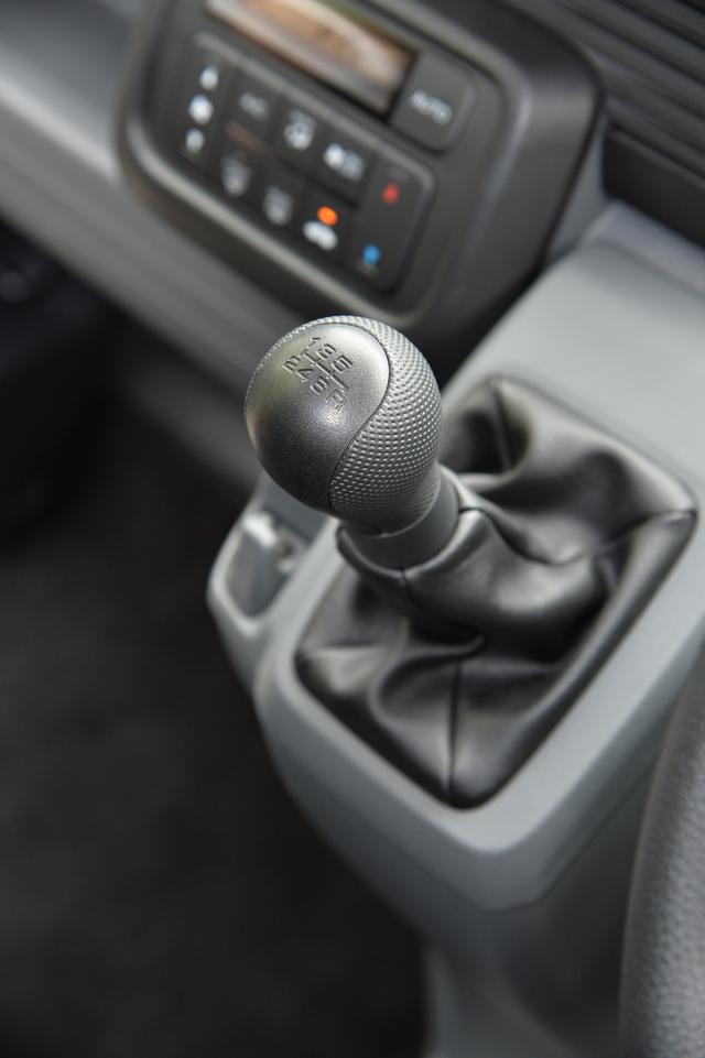 画像: 6速マニュアルトランスミッション車も用意する。走り軽快、シフトするもの楽しい軽バンである。