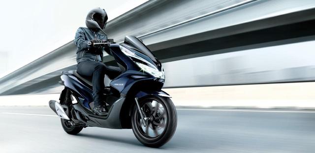 画像: HONDA公式サイトより/PCX HYBRID/パールダークナイトブルー/税込み価格432,000円 www.honda.co.jp