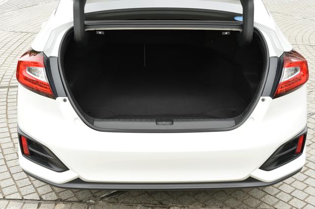 画像: トランクルーム容量は512Lを確保する。さらにリアシートバックが可倒式となりトランクスルー機構が用意されるので使い勝手はとてもいい。
