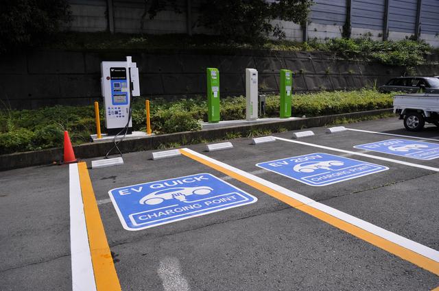 画像: 駐車場や高速道路のサービスエリアなどでこんな表示を見たことがある人も多いだろう。急速充電、普通充電設備は急速に普及している。