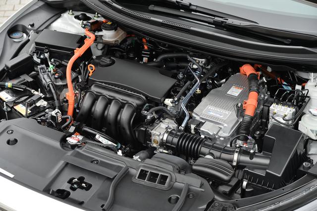 画像: 搭載エンジンは1.5L。バッテリーはフロアの下に配置されているので室内空間やトランクルームが犠牲にならないのがクラリティの特徴である。