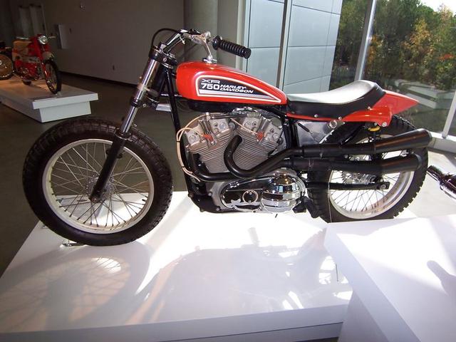 画像: 1970年のデビュー以来、21世紀に入っても活躍したハーレーダビッドソンのXR750。1972年以降は全アルミ合金エンジンになっています。 en.wikipedia.org