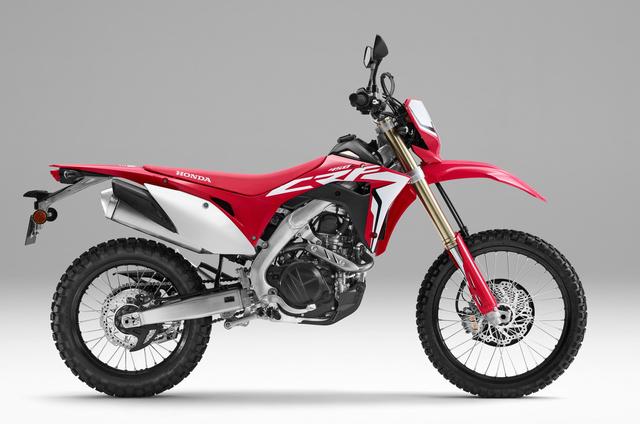 画像: 車体は CRF450Rのフレーム、スイングアームをベースに、各部剛性を最適化したものを採用。フロントフォークとリアサスペンションは専用セッティングが施され、オン/オフ双方の道に対応しているとのこと。すべての灯火類には LEDが採用されており、軽量・コンパクト化と消費電力を低減を追求。またリチウムイオンバッテリーを採用し、車体軽量化とマスの集中化が図られているそうです。 www.honda.co.jp