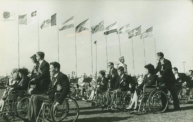 画像: 1964年東京パラリンピックの開会式。入場するオーストラリア代表チーム。 ja.wikipedia.org