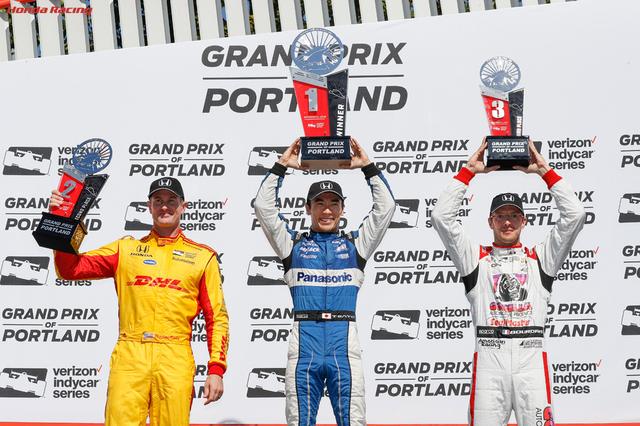 画像: インディカー第16戦ポートランドの表彰台。左から2位のライアン・ハンターレイ、優勝の佐藤琢磨、3位のセバスチャン・ブルデー。 www.honda.co.jp