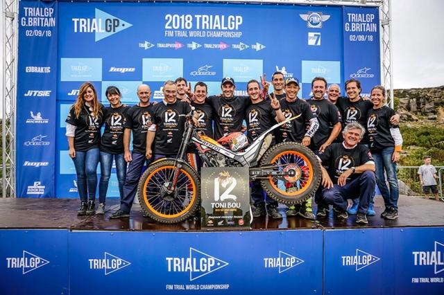 画像: レプソル ホンダ チームのスタッフらと、12度目のFIMトライアル世界選手権制覇を喜ぶT.ボウ(中央)。なお、2004年に日本人唯一のトライアル世界王者となった、チームメイトの藤波貴久(右から6人目)は第7戦終了時点でランキング6位につけています。 www.honda.co.jp