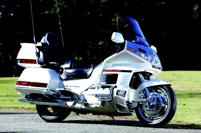 画像: ●水冷4ストロークOHC2バルブ水平対向6気筒●1,520cc●97PS/5,000rpm(SAE)●15.2kg-m/4,000rpm(SAE)●391kg●23L●770mm●130/70-18・160/80-16(諸元は日本販売仕様)