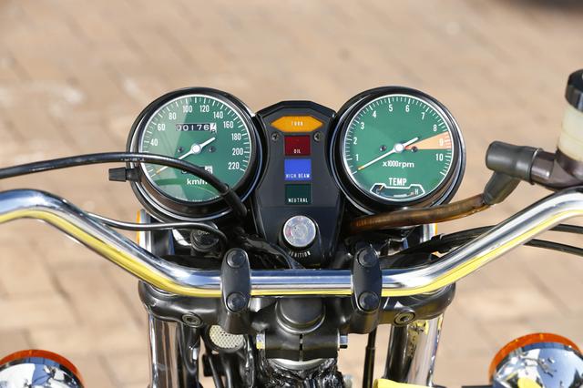 画像: スピードメーターはフルスケール220km/h。タコメーターは8,500rpmからレッドゾーンとなるが11,000rpmまで目盛りがある。