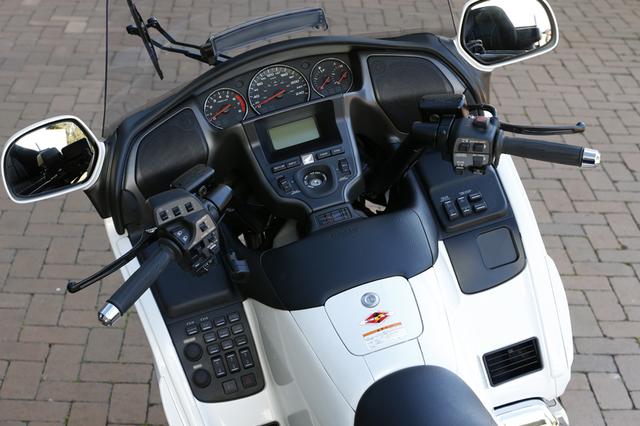 画像: メーターはアナログ3眼となり、センターに240km/hの速度計、左に6,000rpmからレッドゾーンとなるタコメーター、右には燃料と水温計が並ぶ。
