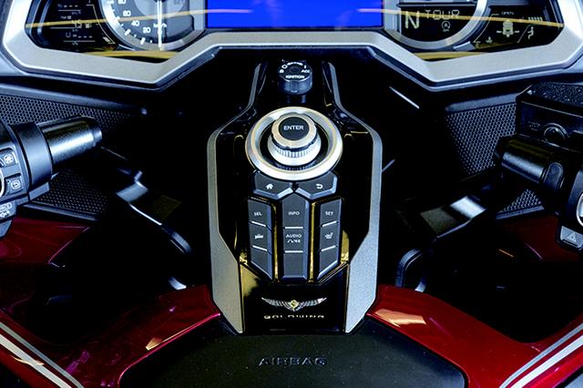 画像: 先代ではコクピット左右に分かれていた操作系を、さらなる機能を盛り込みつつより手の届きやすいセンターコンソールに集約した。