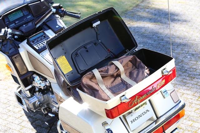 画像: 左右パニアケースに加えてトップケースも装備して、かなりの荷物を安全に運ぶことができる。