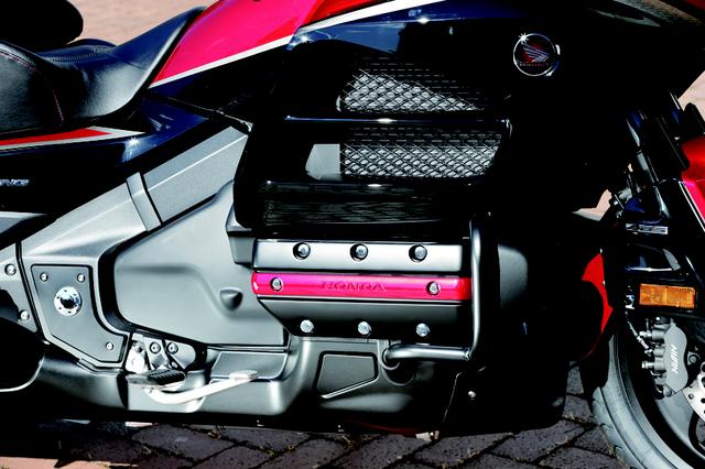 画像: 40周年記念モデルでは、ブラック塗装が施されたシリンダーヘッド。専用のレッドエンブレムが組み込まれ、精悍さを強調した。