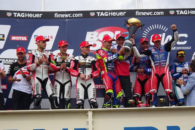 画像: トロフィーを掲げ、勝利を喜ぶF.C.C. TSRホンダ フランスのライダーたち。なおYARTヤマハが2位になったため、ブリヂストンタイヤの1-2となりました。 ms.bridgestone.co.jp