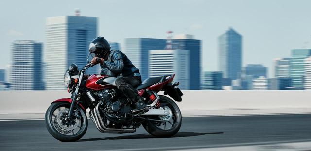 画像: HONDA公式サイトより /CB400 SUPER FOUR〈ABS〉/キャンディークロモスファイアレッド /税込815,400円~ www.honda.co.jp