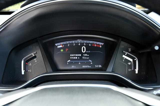 画像: デジタル表示されるスピードメーターは見やすい。このクラスならヘッドアップディスプレイは欲しいところだ。
