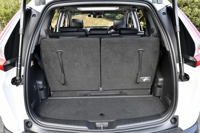 画像: この状態でのラゲッジスーペース容量は150L。その他に床下収納として26L確保されている。