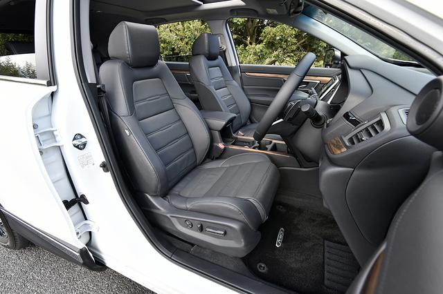 画像: マスターピースはレザーシートが標準。さらに運転席に加え助手席もパワーシートとなる。