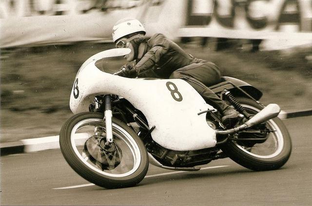 画像: 1961年マン島TT500ccクラス、市販車のエンジン(OHV2気筒)を搭載するノートン "ドミレーサー"で、3位表彰台を獲得したT.フィリス。 www.accessnorton.com