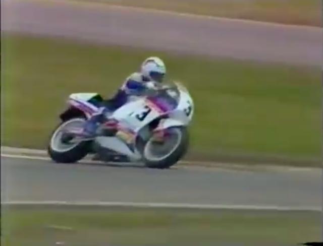 画像: 1986年春の2&4では、ガードナーがVFRスーパーバイクで見事優勝したことが、記憶に残ってます(遠い目?)・ www.youtube.com