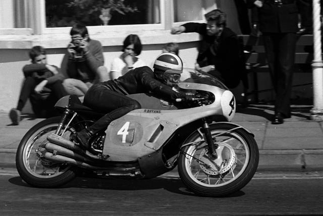 画像: ホンダがGPから撤退した1968年のノースウェスト200をホンダ・シックスで走るR.ブライアンズ。 www.northwest200.org