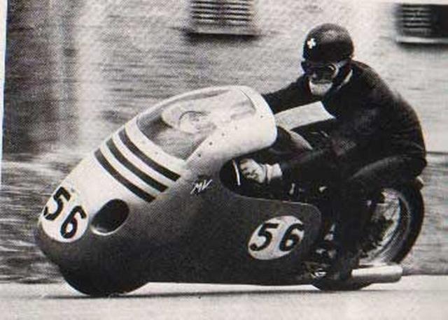 画像: マン島TTで、MV125を駆るL.タベリ。 www.iomtt.com