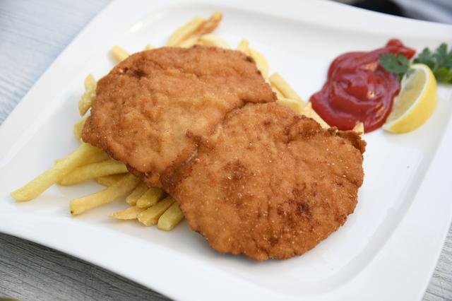 画像: オーストリアやドイツでは定番のメニュ−、シュニッツェル。仔牛肉もあるがここは豚肉のカツレツ。